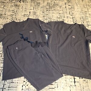 Figs Technical Collection Gray Scrub Set 2 Shirts Zamora Jogger Bottoms SMALL